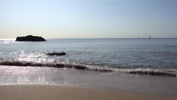 Mar Mediterráneo Playa Arena Tsampika Ola Costa Día Soleado Isla — Vídeo de stock