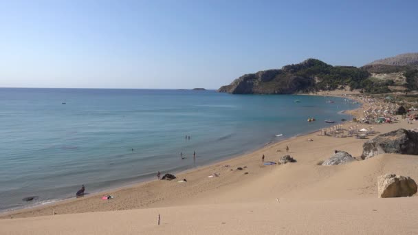 Tsampika Stranden Medelhavet Sandstrand Våg Kust Solig Dag Rhodos Grekland — Stockvideo
