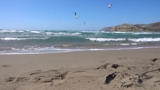 普拉索尼斯风筝海滩 地中海 风筝冲浪者骑在海上 罗得岛希腊 — 图库视频影像