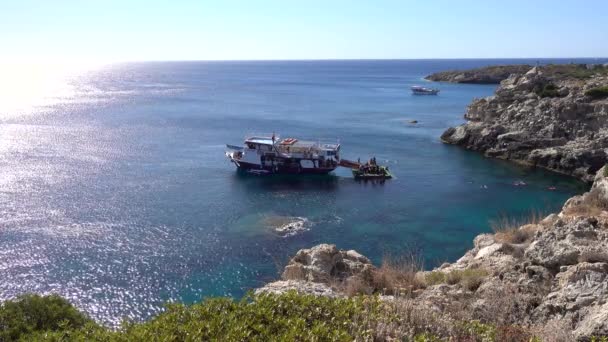 Mare Mediterraneo Costa Costa Rocciosa Giorno Soleggiato Nave Con Subacquei — Video Stock