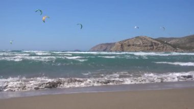 Prasonisi Kite Sahili, Akdeniz, uçurtma sörfçüleri denizde at sürüyor, Rodos adası Yunanistan.