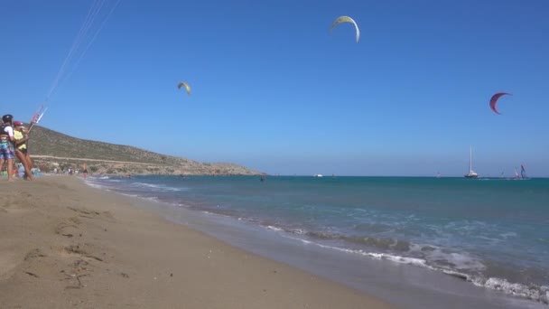 Παραλία Πρασονήσι Κάιτ Μεσόγειος Θάλασσα Kite Surfers Βόλτα Στη Θάλασσα — Αρχείο Βίντεο