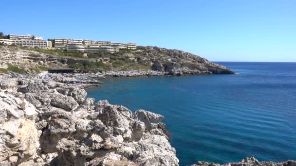 Mediterranean Sea Coast Rocky Shore Sunny Day Bay Hotel Tourists — Stock Video