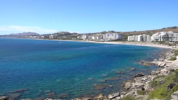 地中海 岩石海岸 阳光灿烂的日子 沿海酒店 罗得岛希腊 — 图库视频影像