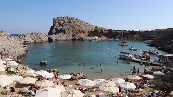 Paul Bay Praia Areia Barcos Pessoas Nadando Mar Mediterrâneo Claro — Vídeo de Stock