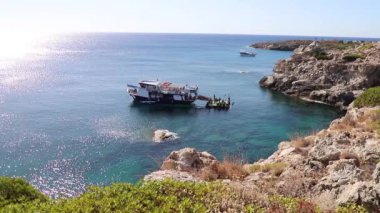 Akdeniz, sahil, kayalık sahil, güneşli gün, dalgıçlarla dolu gemi, Rhodes Adası Yunanistan.