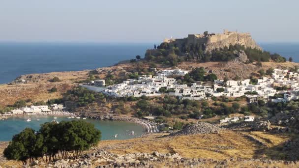 Rodas Lindos Antigua Acrópolis Bahía Con Barcos Mar Mediterráneo Grecia — Vídeos de Stock