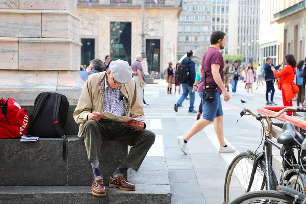 Starší Muž Sedí Dívá Mapu Města Náměstí Katedrály Miláně Milan — Stock fotografie