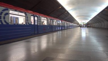 Moskova metrosu, metro treni istasyona varır, insanlar dışarı çıkar ve arabaya biner, tren kalkar. Rusya, Moskova, Ağustos 2019