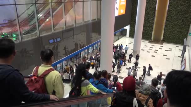 Aeroporto Internazionale Hong Kong Zona Arrivi Gente Giù Escolatore Hong — Video Stock