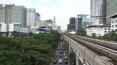 Bangkok manzarası, araba trafiği, gündüz. Bangkok, Tayland, Aralık 2017
