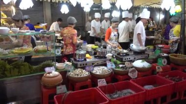 Asya yemekhanesi, deniz mahsulleri, dışarıda yemek yapan sokak yemekleri yapan kadın. Ho Chi Minh şehri, Vietnam, Aralık 2017.