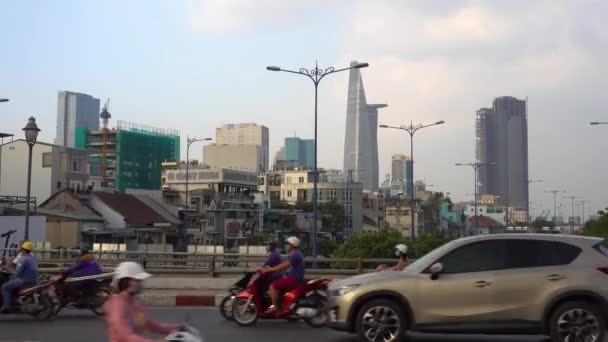 Cidade Chi Minh Estrada Com Carros Passagem Scooters Torre Distância — Vídeo de Stock