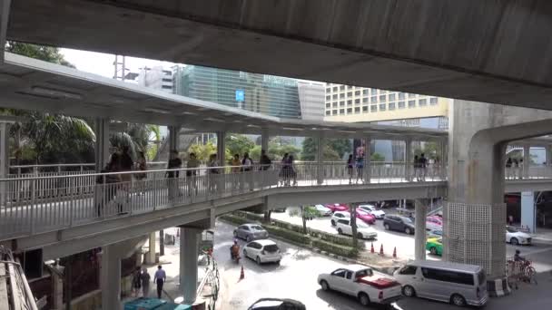 Bangkok Pedestrian Crossing People Cross Road Pedestrian Overpass Bangkok Thailand — Stock Video