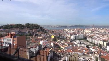 Lisbon, Monte Agudo 'nun bakış açısından şehrin manzarası soldan sağa dönüyor. Lizbon, Portekiz, Mayıs 2017. 