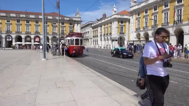 Lizbon Portekiz Ticaret Meydanı Kırmızı Tramvay Insanlar Tramvay Durağında Bekliyor — Stok video