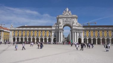 Lizbon, Portekiz Ticaret Meydanı, Rua Augusta 'daki Zafer Kemeri, yürüyen insanlar. Lizbon, Portekiz, Mayıs 2017. 