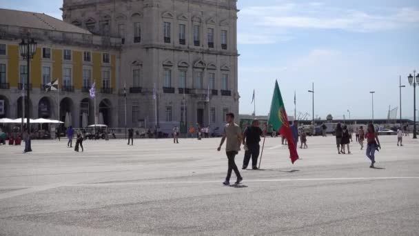 Lizbona Portugalia Plac Handlowy Człowiek Flagą Portugalii Lizbona Portugalia Maj — Wideo stockowe