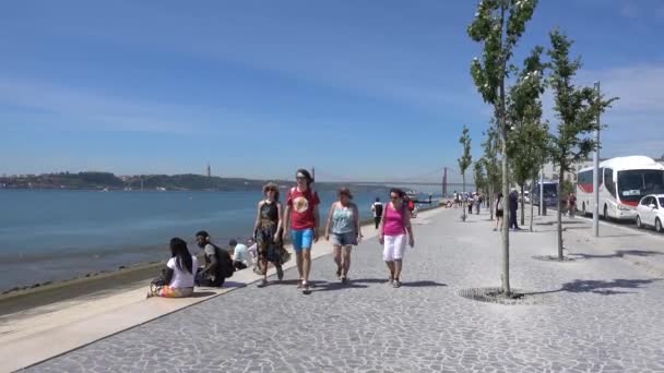 Lissabon Portugal Bay Strandpromenaden Människor Går Slappna Lissabon Portugal Maj — Stockvideo