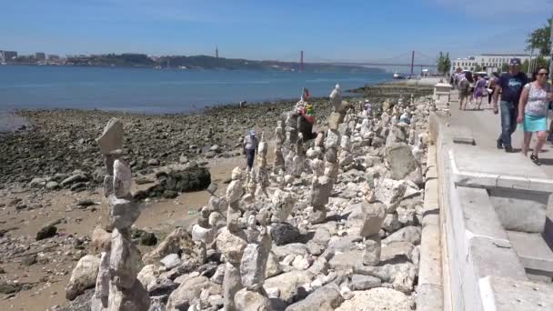 Lisbon Portugal Bay Ufer Eines Mannes Sammelt Steine Säulen Lissabon — Stockvideo