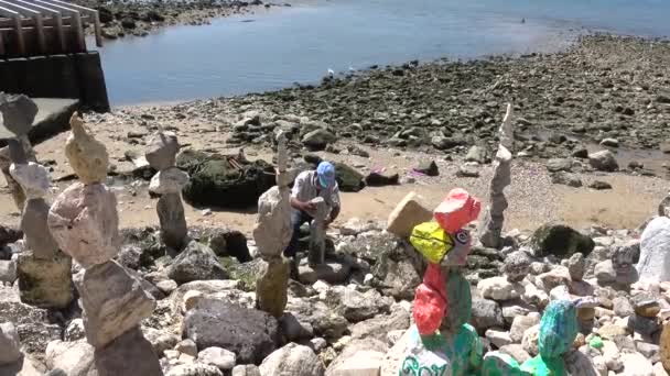 Lisbon Portugal Bay Tepi Pantai Seorang Pria Mengumpulkan Batu Dalam — Stok Video