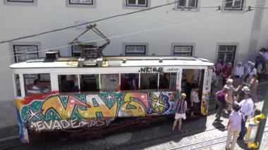 Lisbon, Funicular, insanlar tramvaydan çıkıyor. Lizbon, Portekiz, Mayıs 2019.