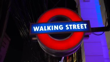 Pattaya, akşam, cadde adı Walking Street olan kırmızı mavi tabela. Pattaya, Tayland 7.12.2017