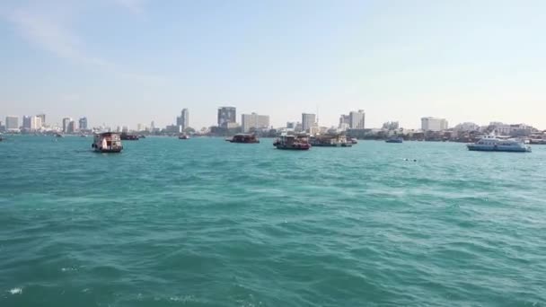 Pattaya Blick Vom Wasser Auf Die Stadt Ein Boot Segelt — Stockvideo