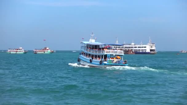Pattaya Ferry Tourists Sails Gulf Thailand Ship Ferries Sea Pattaya — Stock Video