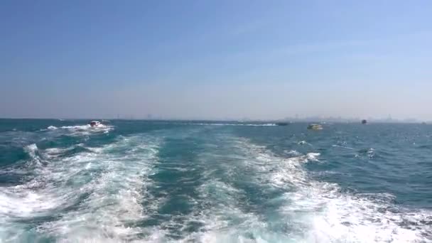 Pattaya Ferry Sails Island Lan Filmed Stern Ferry Waves Ship — Stock Video