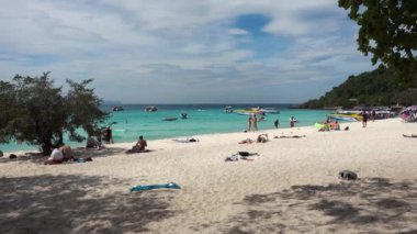 Tayland Pattaya, Koh Lan Adası Tien Sahili, insanlar güneşleniyor, dinleniyor, yüzüyor. Ateş etmek soldan sağa doğru yapılır. Tayland Pattaya 4.12.2017