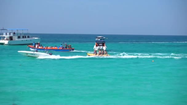 パタヤ コラーン島 ティエンビーチ モーターボートは観光客と黄色のバナナを運びます 2017年9月12日タイ パタヤ — ストック動画