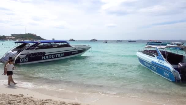 Thajsko Pattaya Tien Beach Výhled Moře Dvě Lodě Popředí Lidé — Stock video