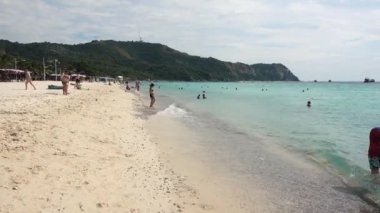 Pattaya, Koh Lan Adası Samae Sahili, deniz, plaj, insanlar, sahil boyunca hareket halindeler. Pattaya, Tayland 7.12.2017 