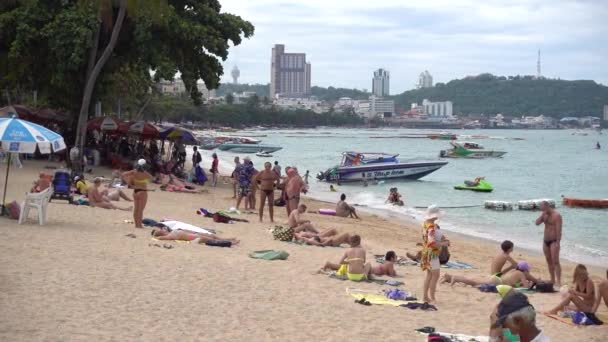 Pattaya Plajı Insanlar Rahatlar Güneşlenir Yüzer Tayland Pattaya 2017 — Stok video