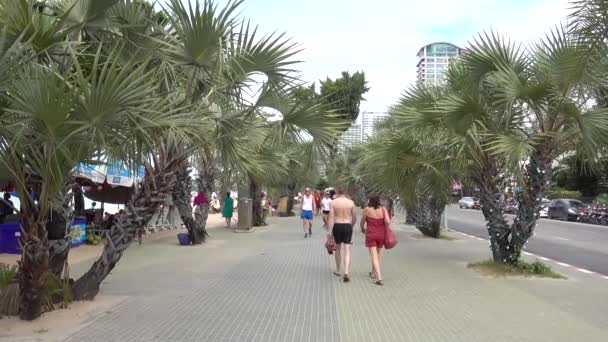 Pattaya Gezinti Güvertesi Yürüyen Insanlar Yeşil Palmiye Ağaçları Pattaya Tayland — Stok video