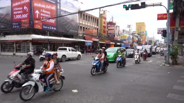 Pattaya Vägkorsning Grönt Trafikljus Bilar Korsar Korsningen Pattaya Thailand 2017 — Stockvideo