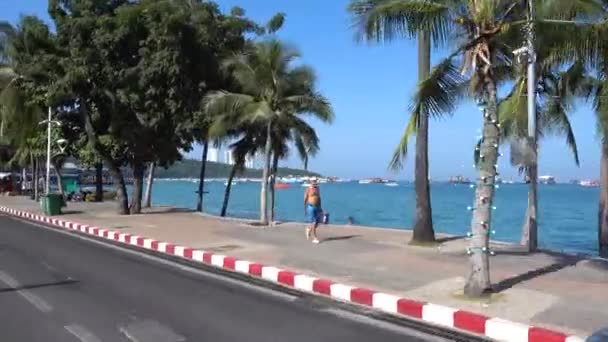 Pattaya Gezinti Güvertesi Boyunca Araba Sürmek Palmiye Ağaçları Deniz Insanlar — Stok video