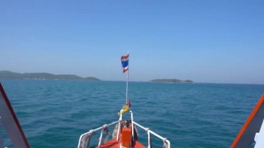 Pattaya, feribot Pattaya 'dan Koh Larn adasına gidiyor, video geminin pruvasından çekildi. Pattaya, Tayland 7.12.2017 