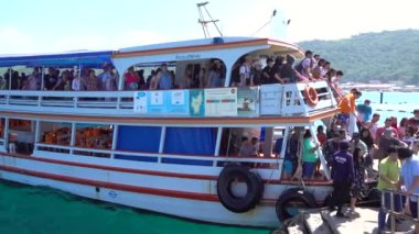 Pattaya Koh Larn Adası 'ndaki insanlar feribottan Koh Larn adasına inerler. Pattaya, Tayland 7.12.2017