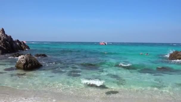 Pattaya Koh Larn Adası Yai Sahili Taşlar Turkuaz Deniz Botlar — Stok video