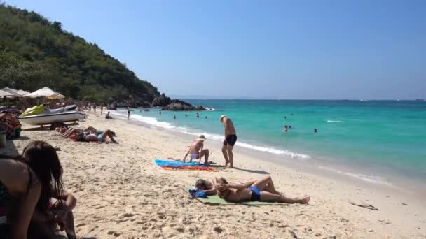 Pattaya Koh Larn Adası Yai Sahili Taşlar Deniz Plaj Insanlar — Stok video