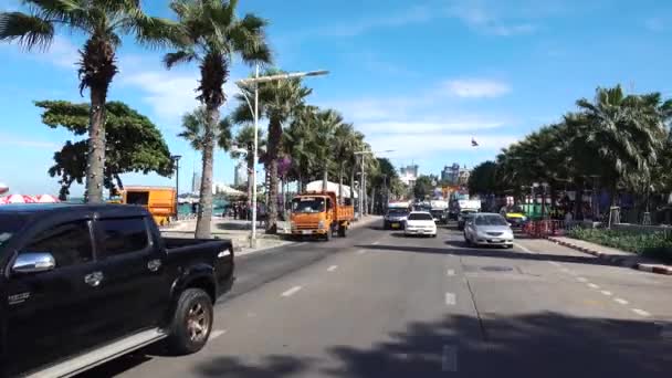 Pattaya Sahil Yolu Arabalar Insanlar Gezinti Güvertesi Palmiye Ağaçları Hareket — Stok video