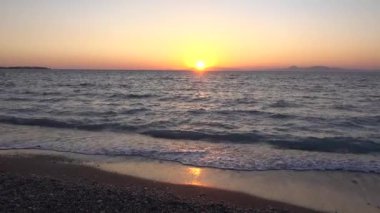 Sahilde deniz batımı, Ege denizi, Yunanistan, Rodos adası. 