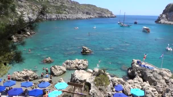 Anthony Quinn Bay Mittelmeerküste Felsige Küste Strand Sonnenschirme Menschen Entspannen — Stockvideo