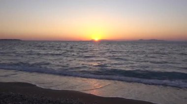 Sahilde deniz batımı, Ege denizi, Yunanistan, Rodos adası. 