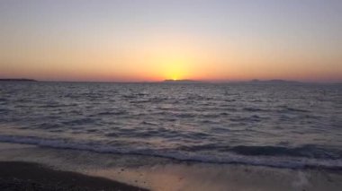 Sahilde deniz batımı, Ege denizi, Yunanistan, Rodos adası. 