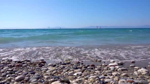 Playa Guijarros Día Soleado Mar Bañista Fondo Windsurfistas — Vídeo de stock