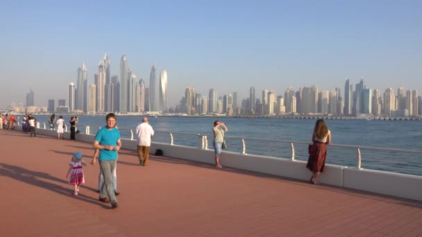 Palma Jumeirah Los Rascacielos Gente Frente Mar Caminan Emiratos Árabes — Vídeos de Stock