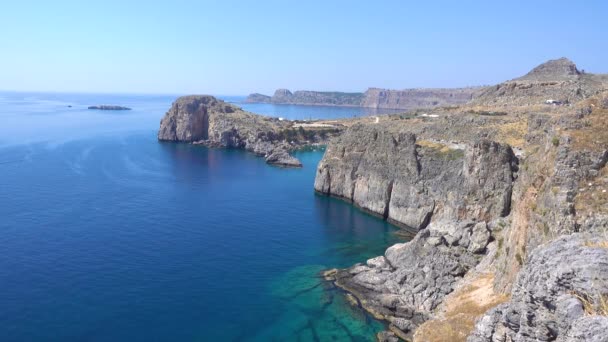 ターコイズブルーの澄んだ海とロッキー海岸 ギリシャ ロードス島 — ストック動画